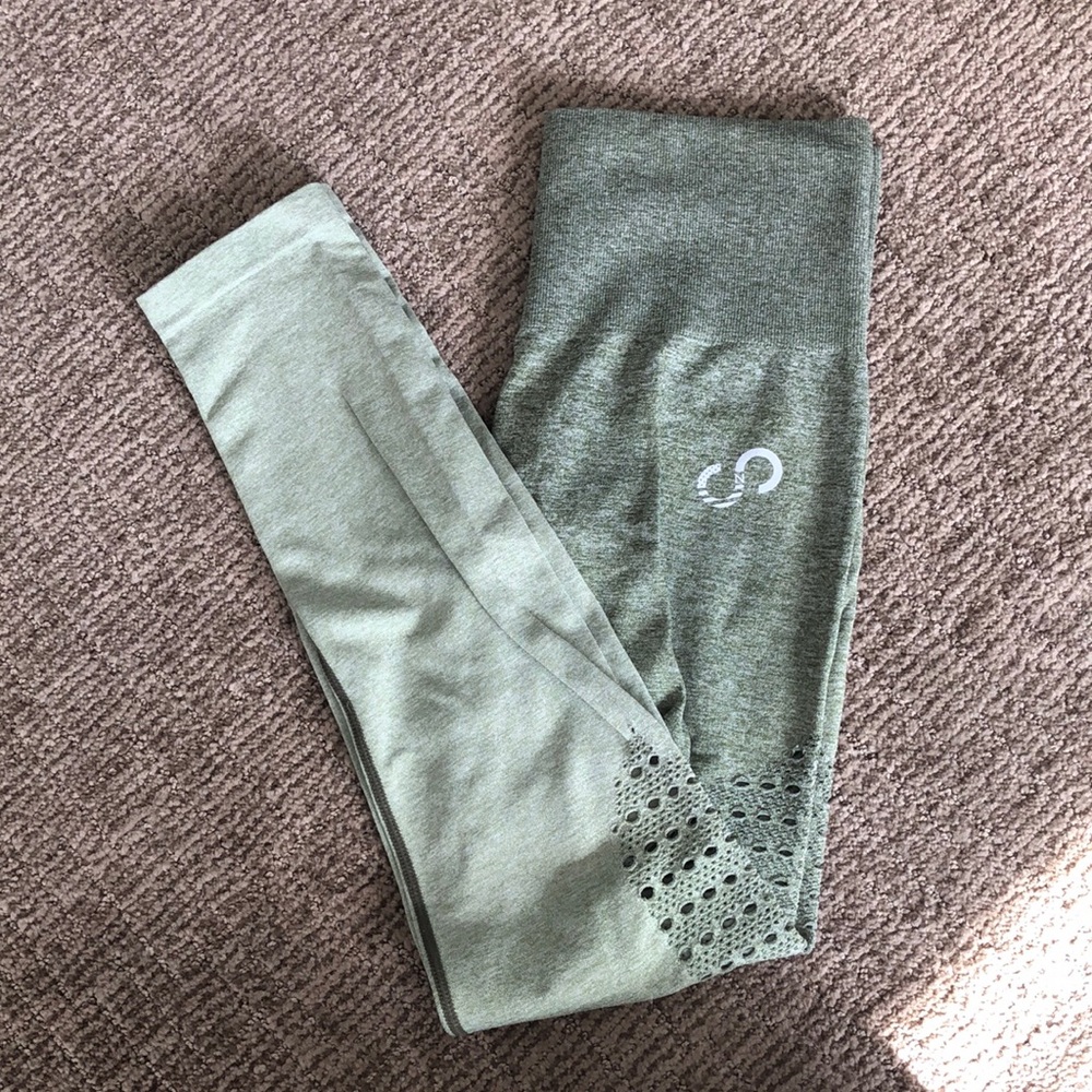 EUC Curves and Combatboots Booty Scrunch Ombré Leggings- M